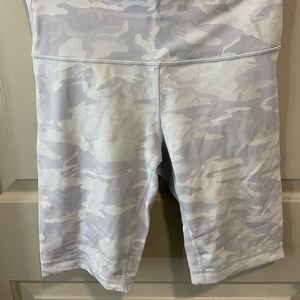Lululemon Wunder Under Short 10” Rib Alpine White Camo